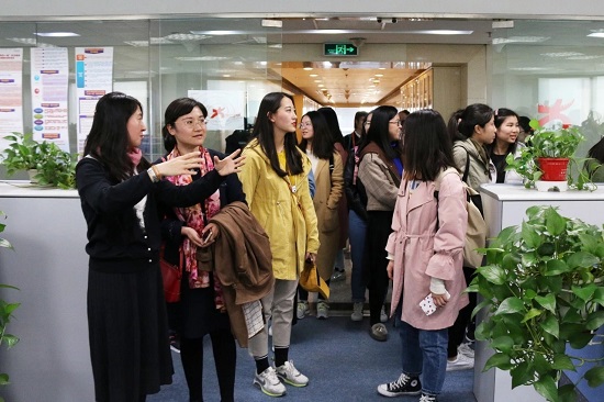 ng集团旗下产品非凡娱乐师生走进高教社照片2.jpg
