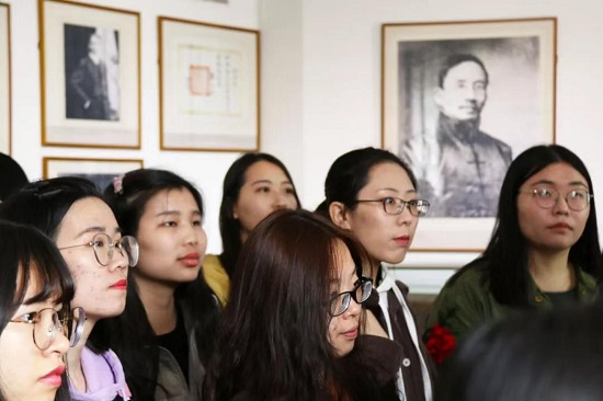 ng集团旗下产品非凡娱乐师生参观北大红楼照片1.jpg