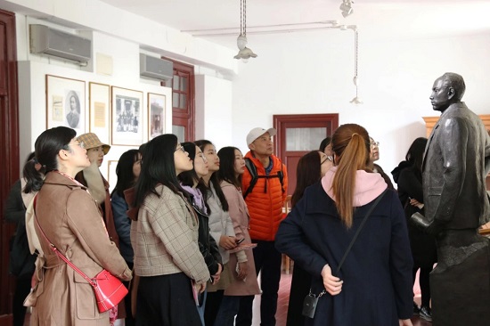 ng集团旗下产品非凡娱乐师生参观北大红楼照片2.jpg ng集团旗下产品非凡娱乐师生参观北大红楼照片2.jpg